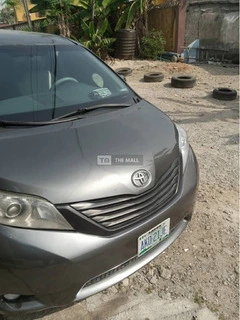 Toyota Sienna 2012 Model - 2